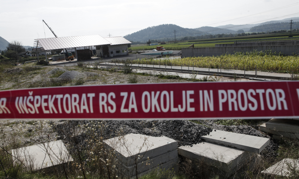 ﻿19.9.2014 - bioplinarna Petrač v Zgornjih Pirničah. črna gradnja, Inšpektorat za okolje in prostor, rušenje //FOTO: Luka Cjuha.